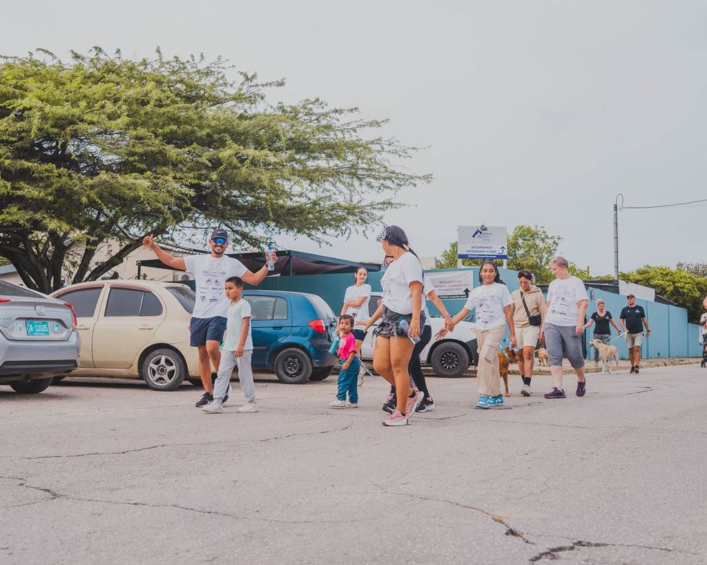 Walkers crossing the street near Animal Care Clinic Aruba during the Fun Walk